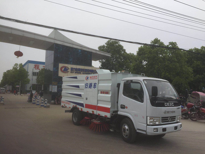 东风小多利卡玉柴扫路车