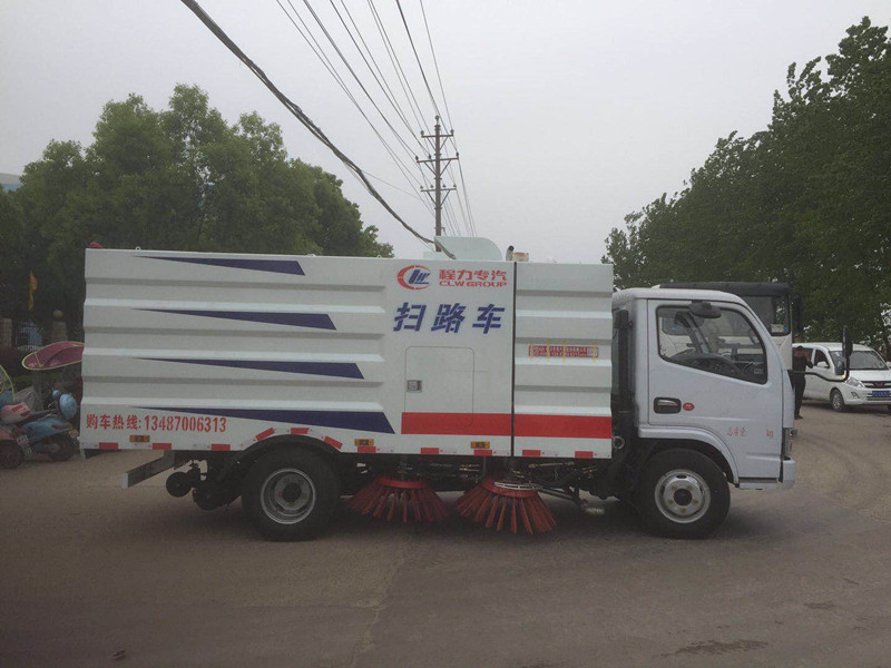 东风小多利卡玉柴扫路车