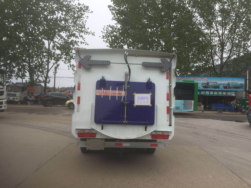 东风小多利卡玉柴扫路车