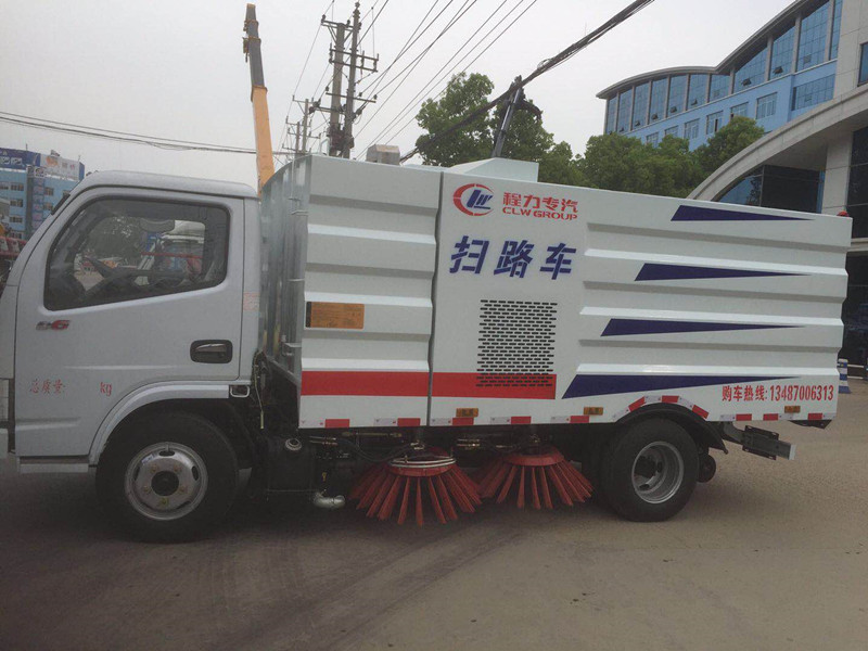 东风小多利卡玉柴扫路车