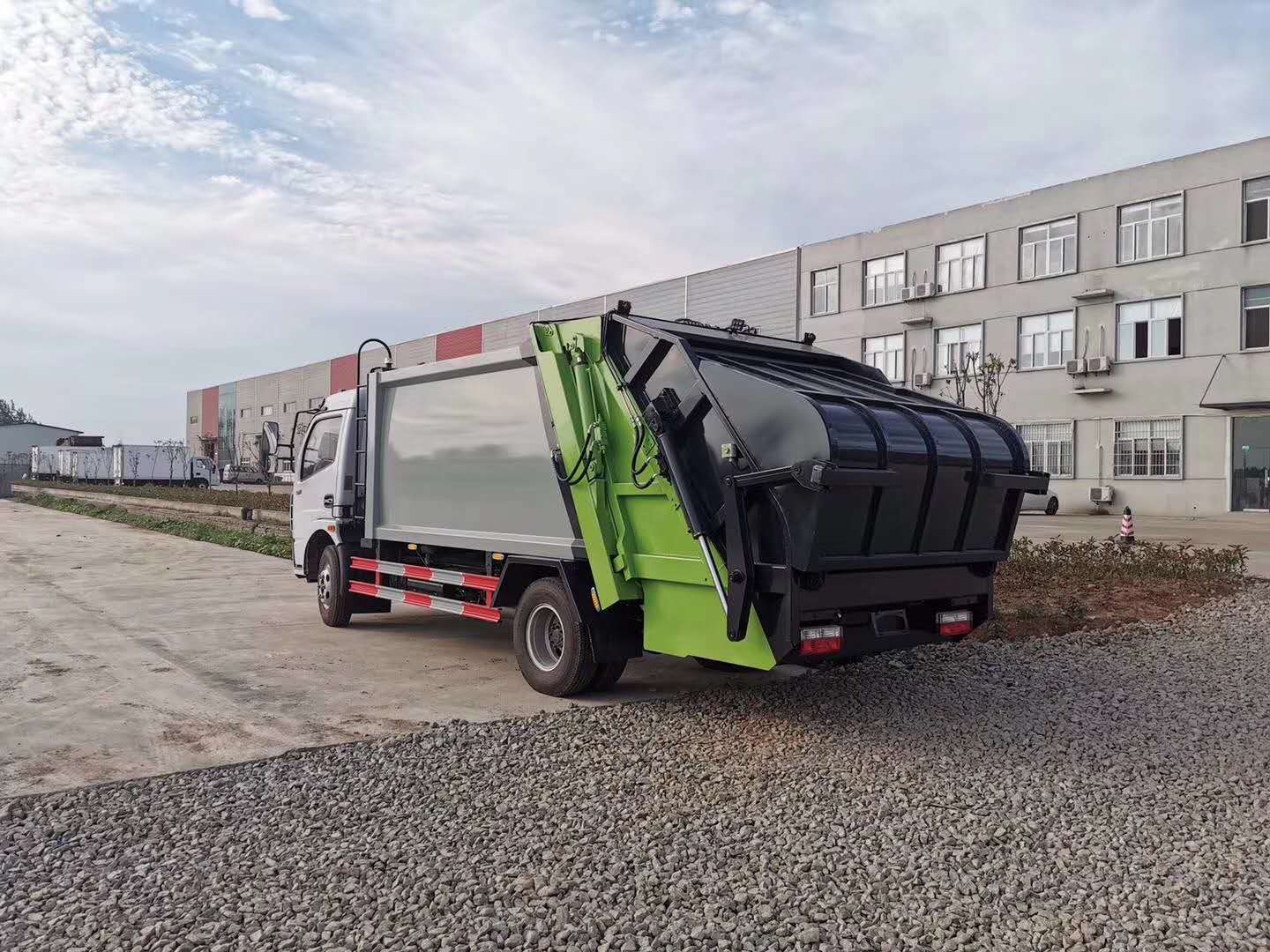 东风大多利卡8方压缩垃圾车