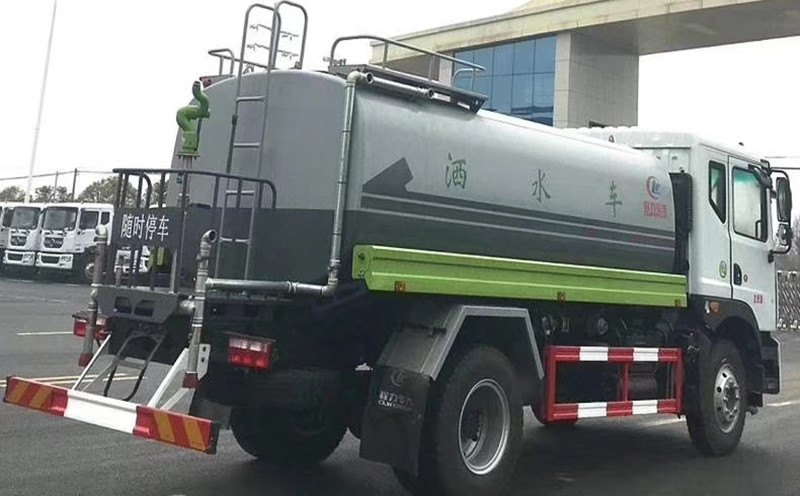 国六东风15吨洒水车