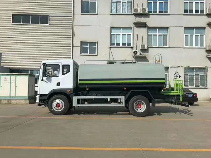 东风福瑞卡F9 12方洒水车